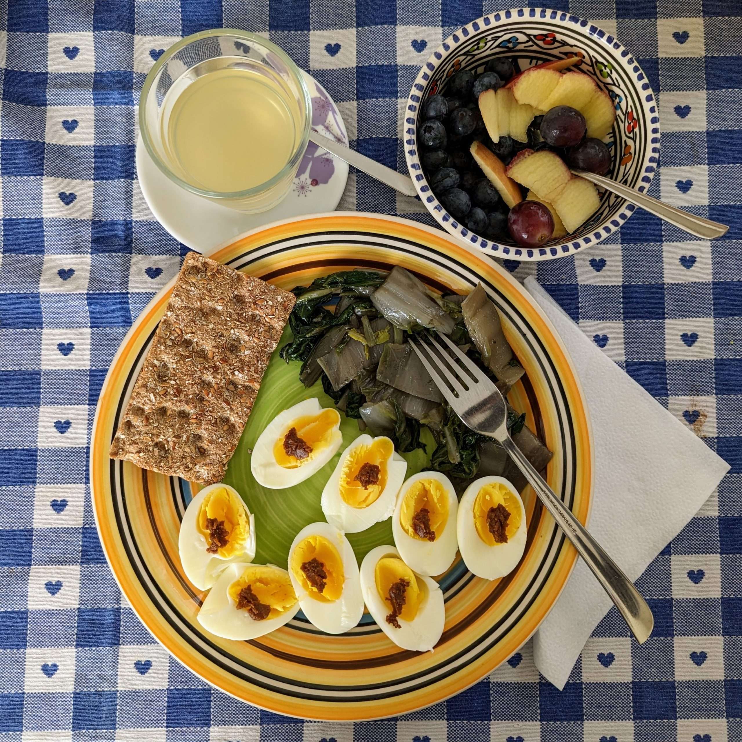 Scopri di più sull'articolo Idea pranzo salutare: uova sode con miso e bietole