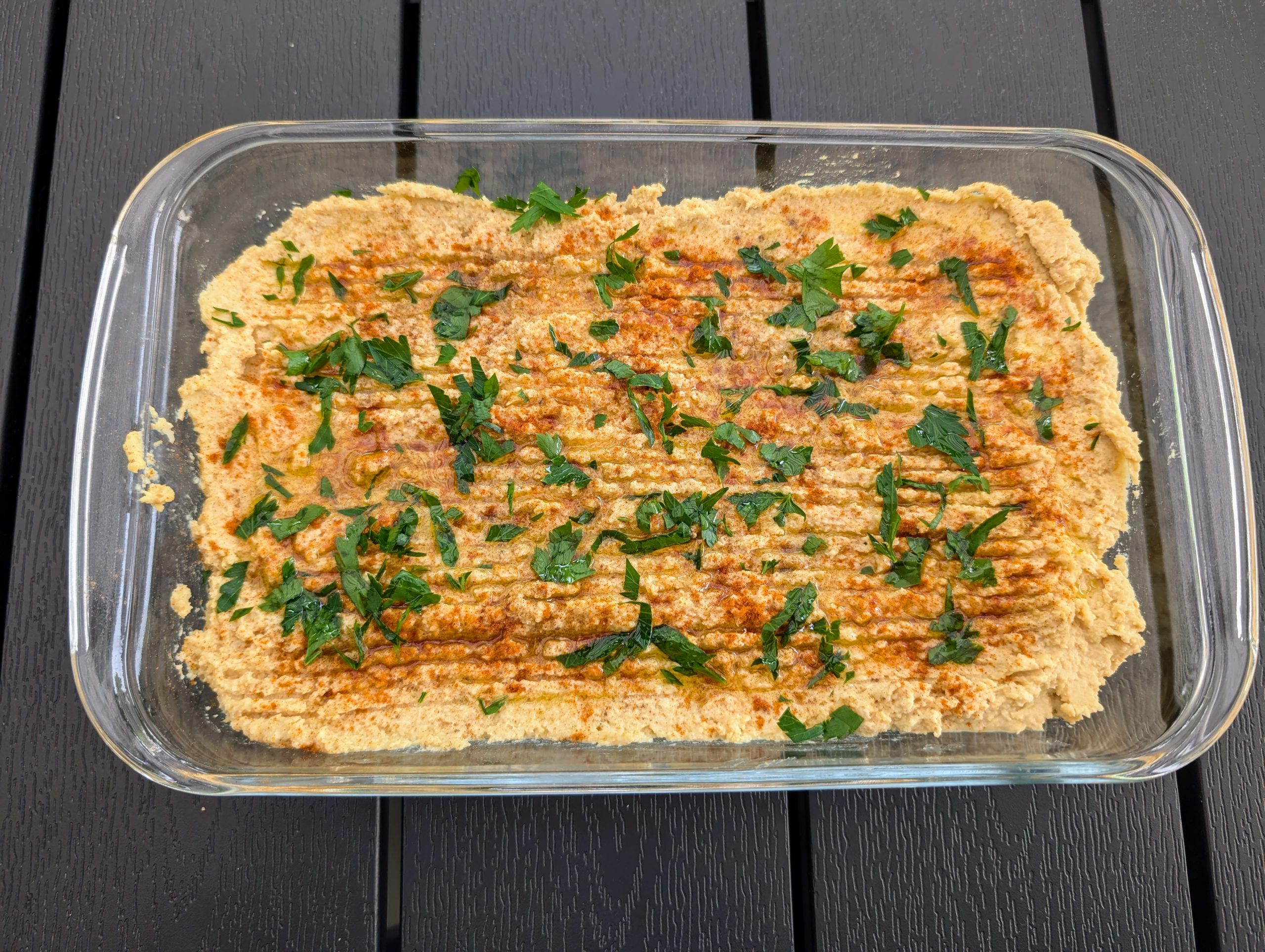 Guarnisci con paprika, prezzemolo, e olio EVO