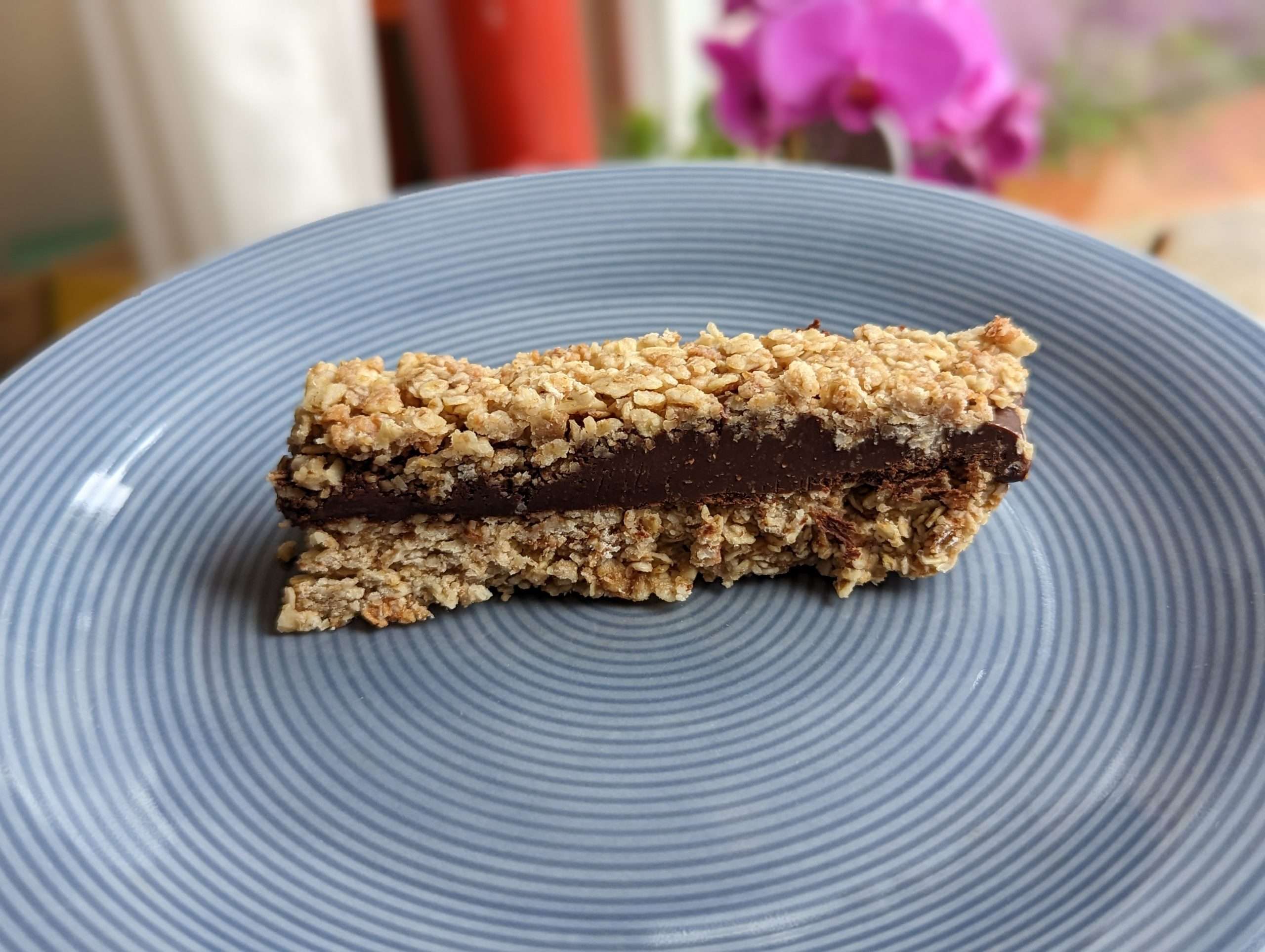 Scopri di più sull'articolo Barrette vegane di avena, cioccolato, burro di arachidi e tahina: sane e deliziose!