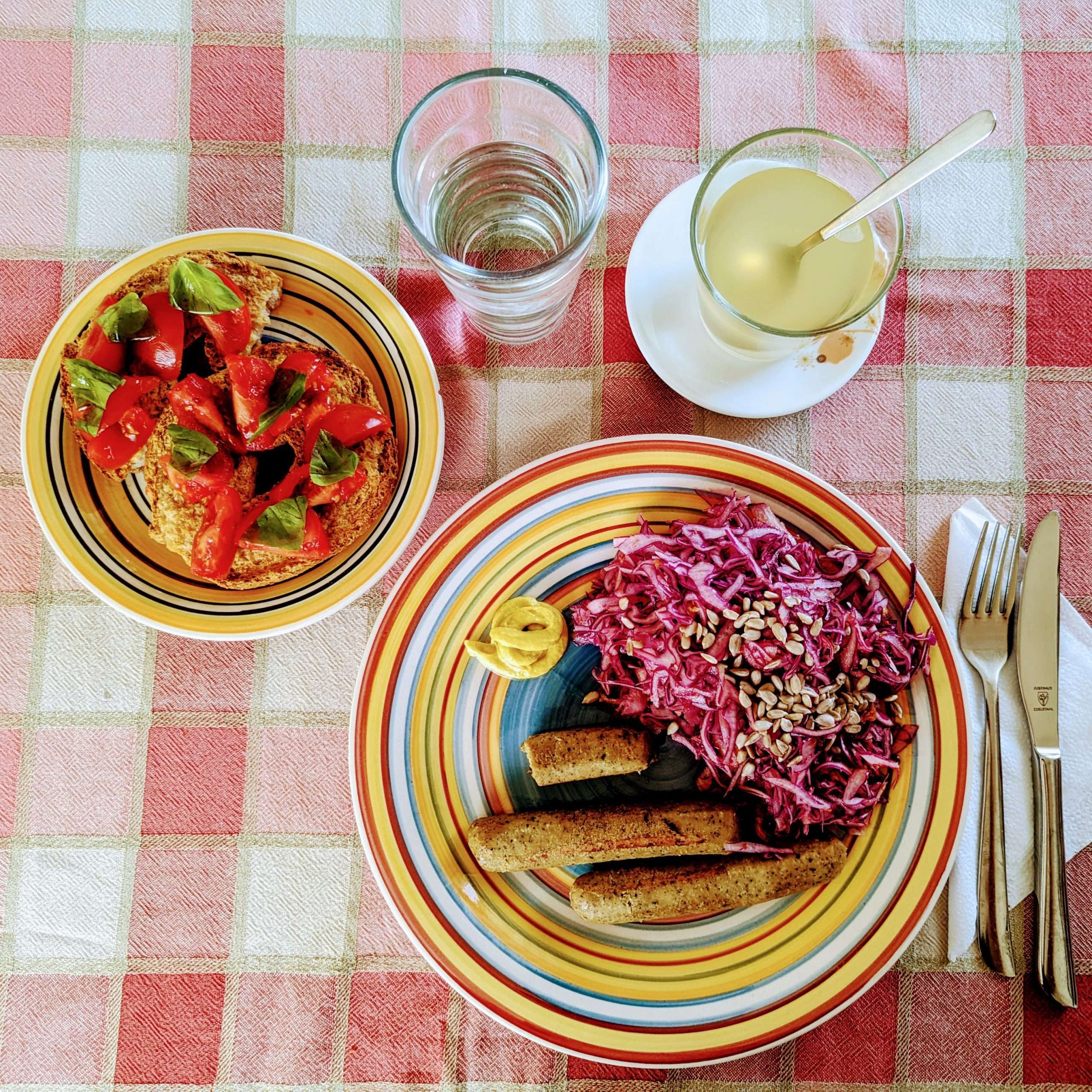 Scopri di più sull'articolo Pranzo salutare e veloce: würstel vegani con cavolo cappuccio viola