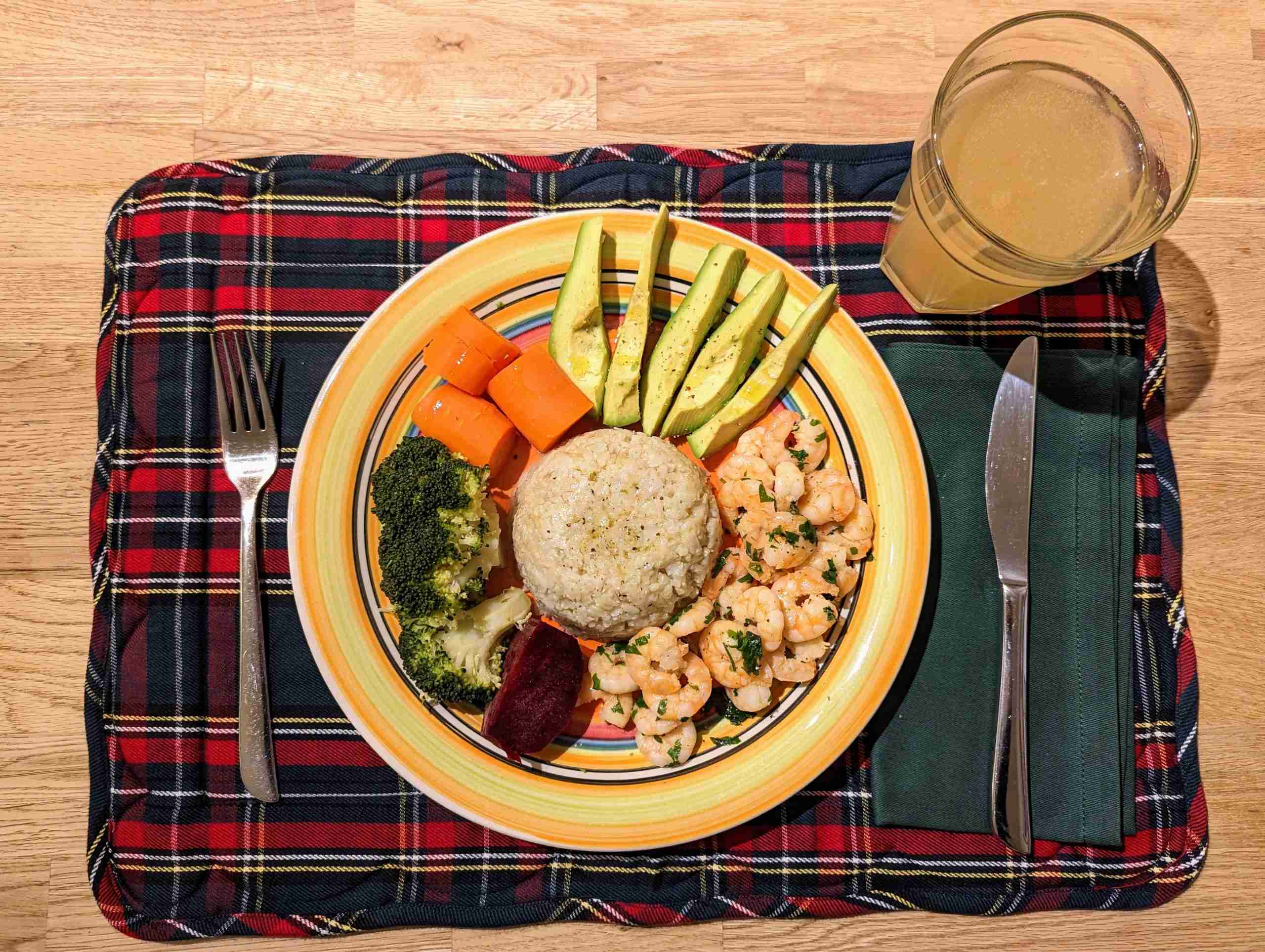 Scopri di più sull'articolo Idea per una cena salutare facile e veloce: gamberetti, riso e avocado