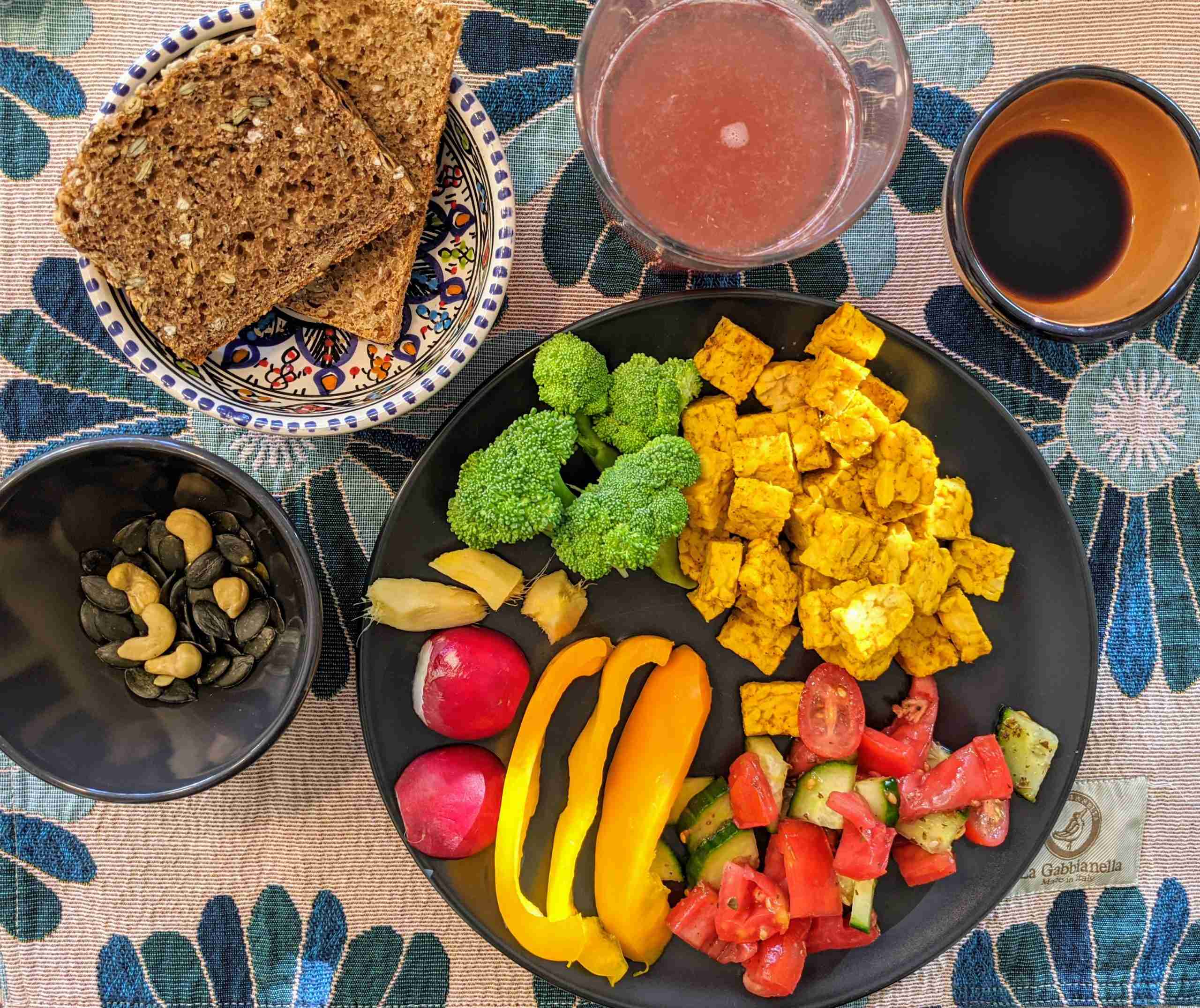 Scopri di più sull'articolo Un’idea facile e salutare per il pranzo: tempeh, salsa di soia, frutta secca e verdure